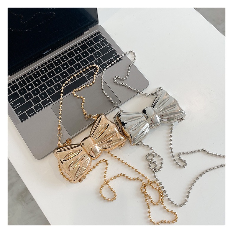 儿童时尚界的小小新宠：亲子搭配中的迷你斜挎包