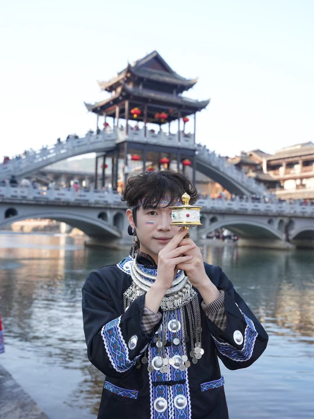 ミャオ族の男性用ミャオ族貴州省の舞台衣装トゥチャ族のダンス衣装湘西少数民族のパフォーマンス衣装