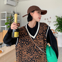 Why foam retro design sense niche 2021 new female knitted vest female spring and autumn personality loose waistcoat tide