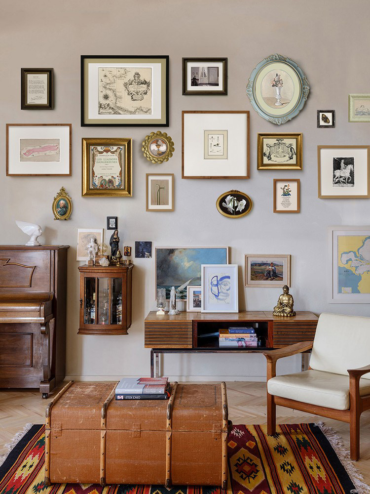 Retro living room European-style niche art decoration painting combination staircase light luxury sofa background wall hanging painting porch mural