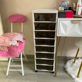 Под таблицей файл пластиковый шкаф для хранения косметики.