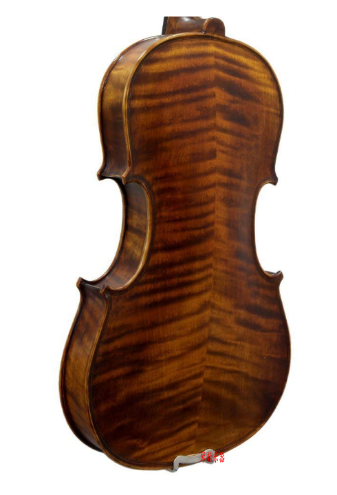 A professional playing pattern at the level of the cello in hand
