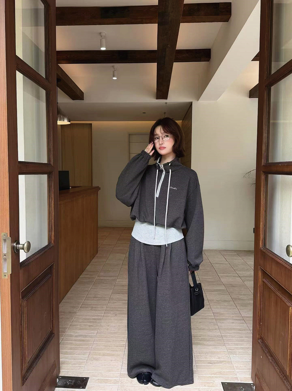 Ivy Autumn New Stand Collar Half-Zip Color Block Sweatshirt Top + High-Waisted Wide-Leg Pants Set Trendy Ivy Autumn New Stand Collar Half-Zip Color Block Sweatshirt Top + High-Waisted Wide-Leg Pants Set Trendy