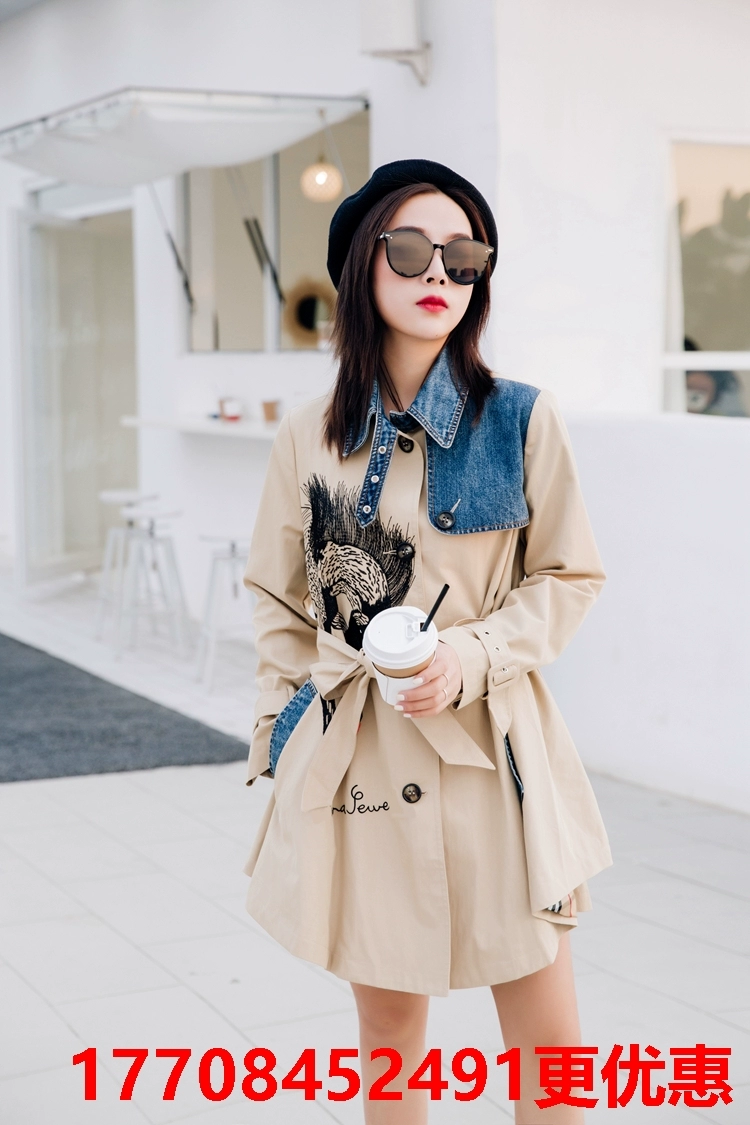 PLANA mùa xuân và mùa hè YISHANG Trạm quần áo phụ nữ châu Âu 2020 mới chiến đấu denim in trench coat giữa dài 20010 - Trench Coat