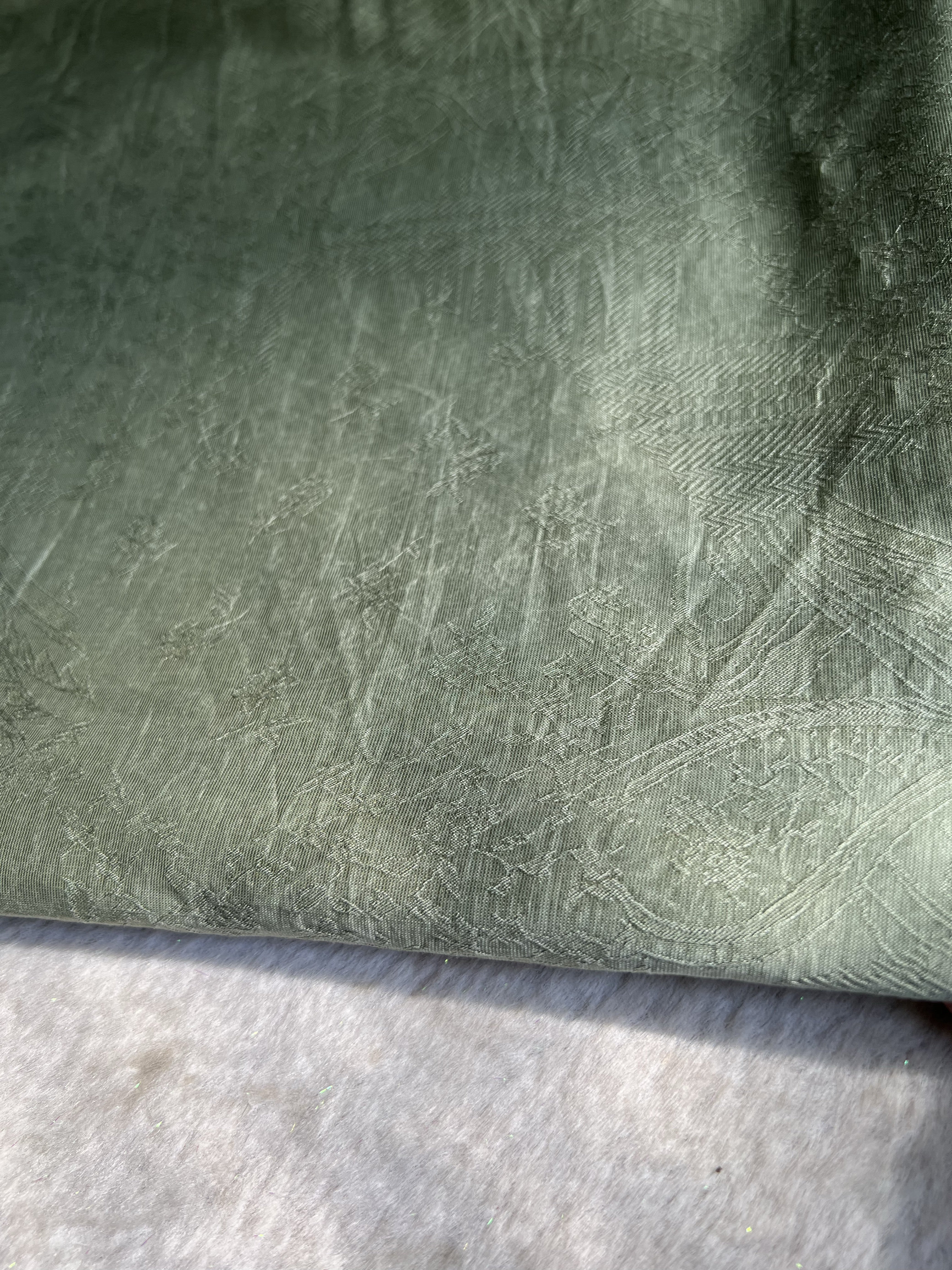 天丝麻面料大揭秘：柔垂立领对襟比甲大袖长衫的手工艺术之旅