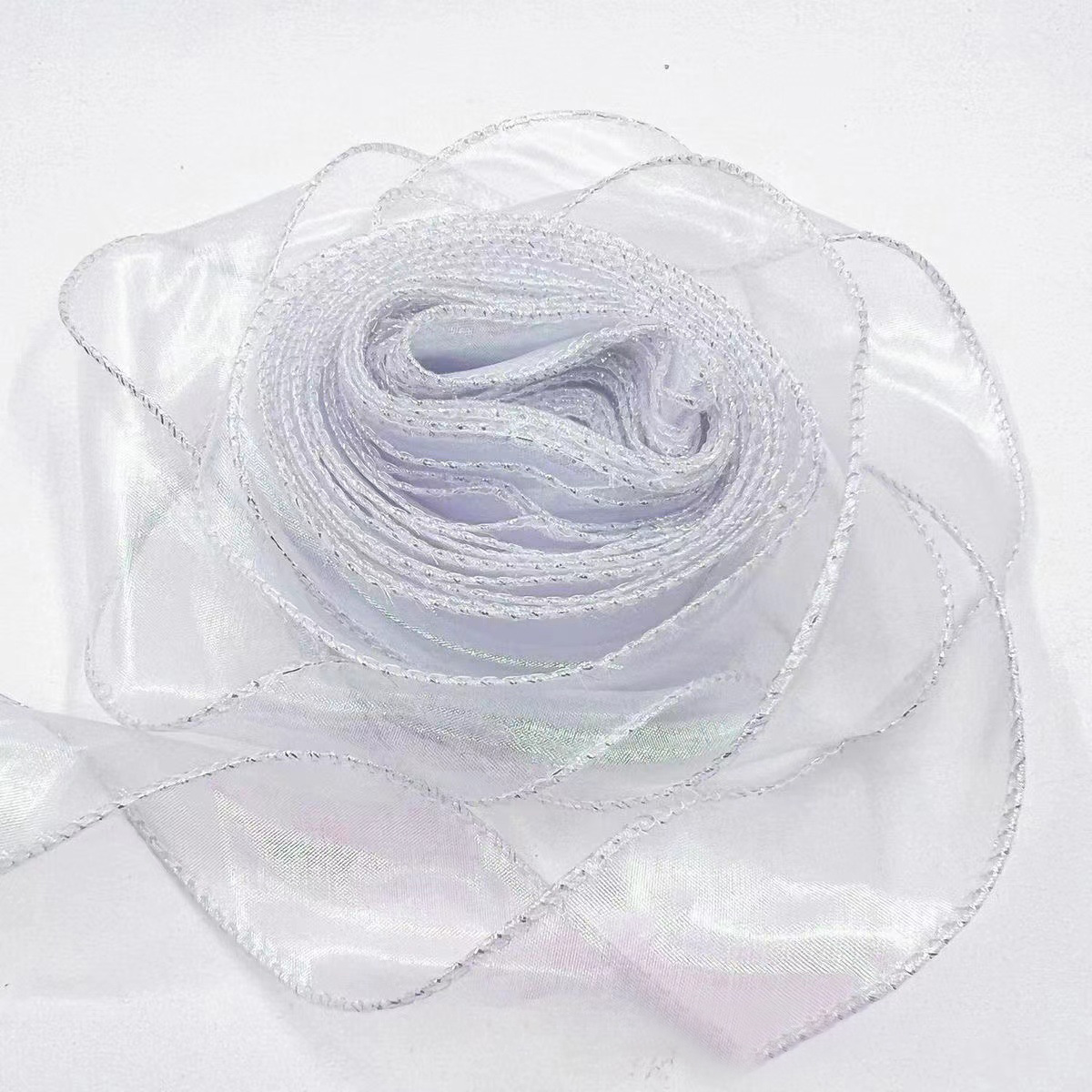 鱼尾纱与丝带的浪漫交融：DIY创意烘焙礼盒装饰