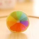 Cùng với túi phước lành, chiếc túi được trang trí với một huy hiệu trâm acrylic đáng yêu.
