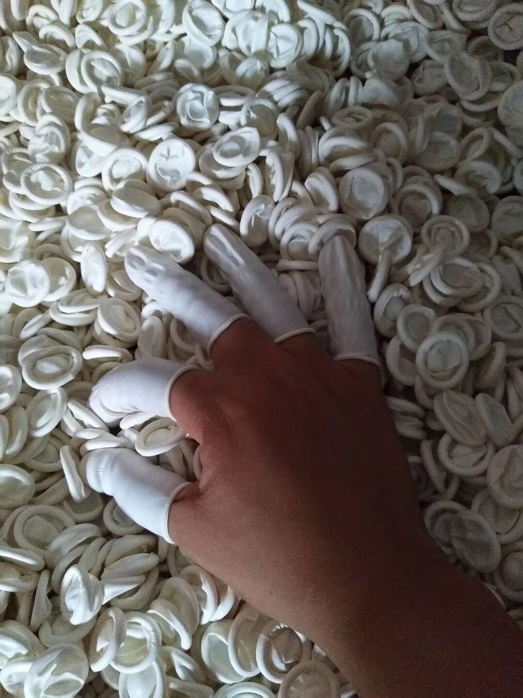 Finger sleeve disposable latex hand finger sleeve Rubber Lauprotect Beauty beauty meme embroidered tattooed white hand fingertip