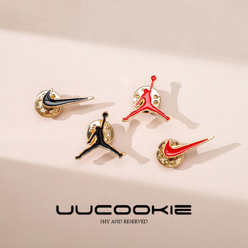 Jumping Man Brooch with Swoosh Design, Summer Sports Style, Personalized Gift for Men, School Uniform Backpack Metal Pendant, Student Couple Cartoon for Women