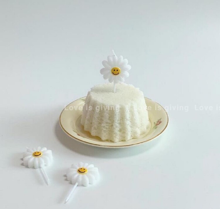 Korean ins wind loveisgiving cute smiley flower small daisies sunflower birthday candle photo