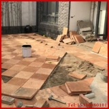 Красная плитка на полу ручной работы красным заказом кирпич