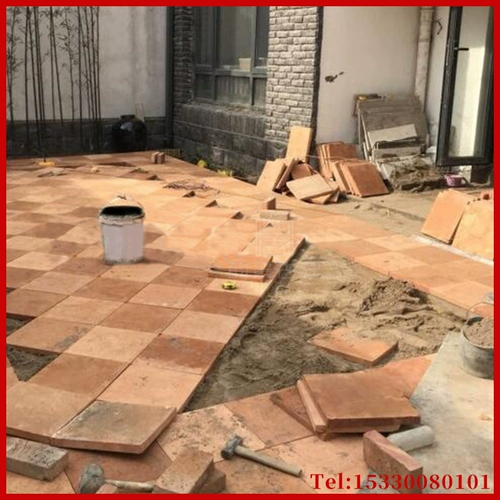 Красная плитка на полу ручной работы красным заказом кирпич