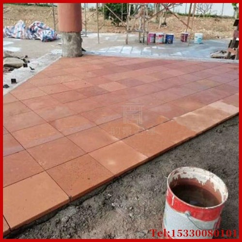 Красная плитка на полу ручной работы красным заказом кирпич