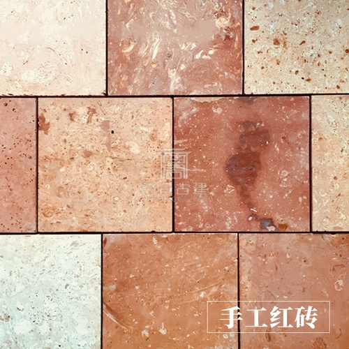 Красная плитка на полу ручной работы красным заказом кирпич