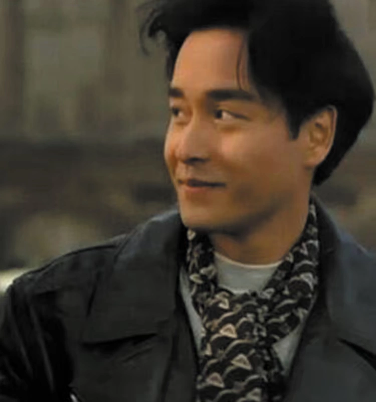 Anh trai Leslie Leslie Cheung với chiếc áo khoác da cổ điển phù hợp với áo khoác thủy triều
