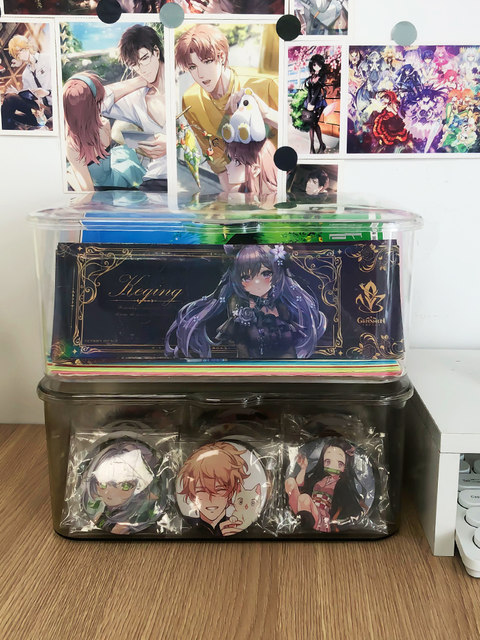 色纸收纳盒防尘桌面镭射票展示吧唧徽章明星片动漫周边谷子置物架
