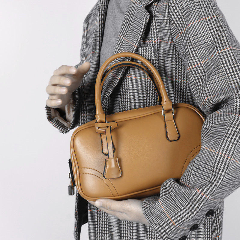 2021 South Korean small crowddesign mone with hand-in-hand lock bag trendy blogger Axillary Bag Boston Bag