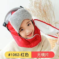 Детская красная шапка, объектив