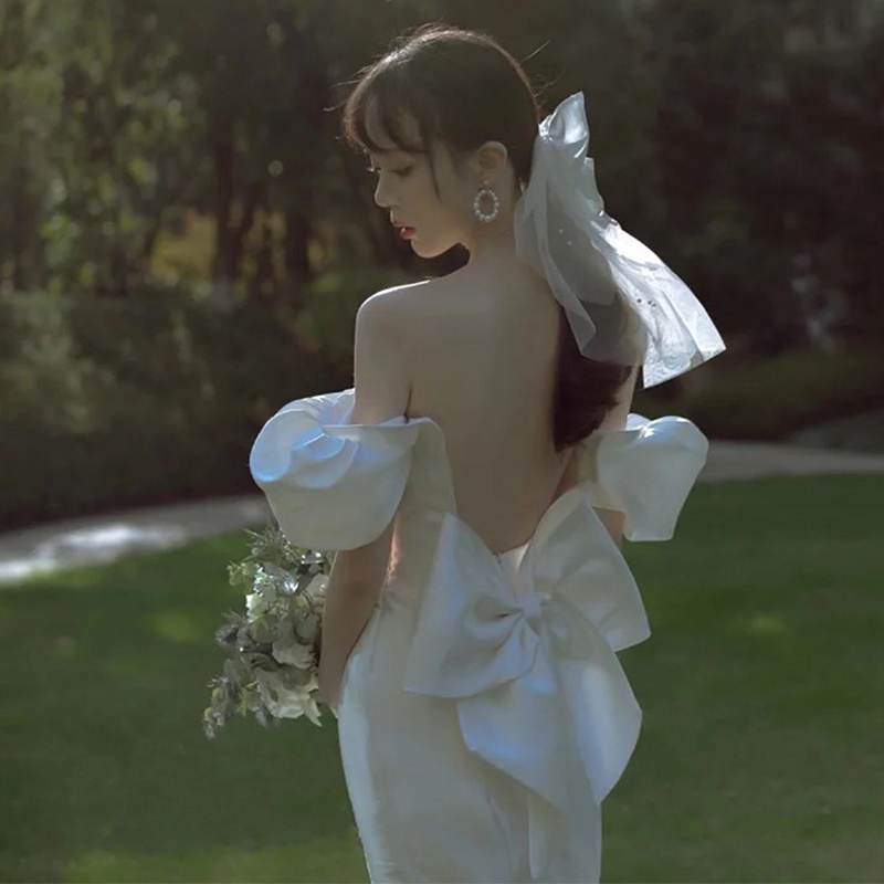 Sexy exposed backwedding dress 2022 new superfantastic outdoor wedding dress French satin and sentient dress