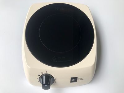 Miji I900W 電気セラミックストーブ。ドイツ製で、お湯を沸かしたりお茶を淹れたりする際に静音性に優れ、ショット社製のガラスパネルを採用しています。