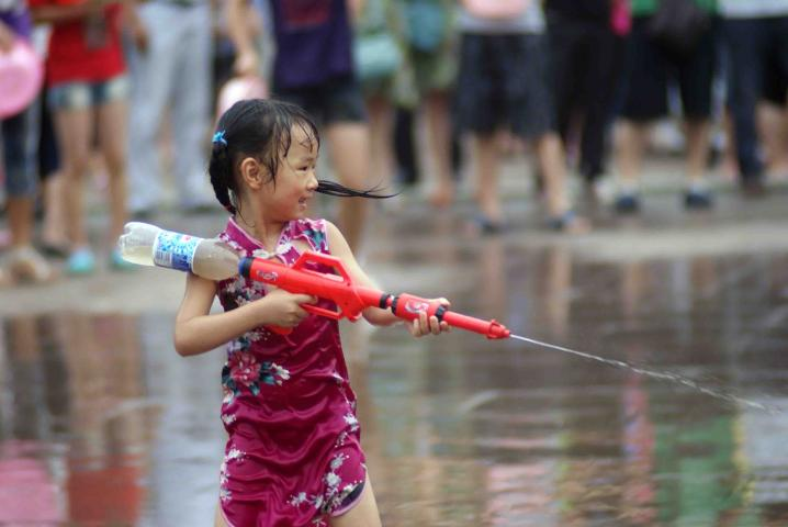 Trẻ em mùa hè ngày súng nước đồ chơi ba lô chàng trai và cô gái áp lực cao kéo chơi cát nước lấy đồ chơi súng nước