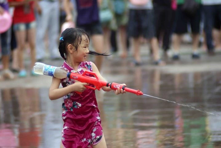 Trẻ em mùa hè ngày súng nước đồ chơi ba lô chàng trai và cô gái áp lực cao kéo chơi cát nước lấy đồ chơi súng nước súng nước đồ chơi trẻ em