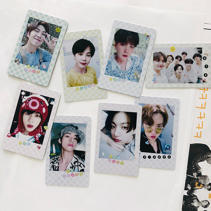 Bulletproof juvenile group selfies with small card set of 8 sheets of the same sum of the surrounding Park Chi-min Jin Tai Hengtian's casket national Min.