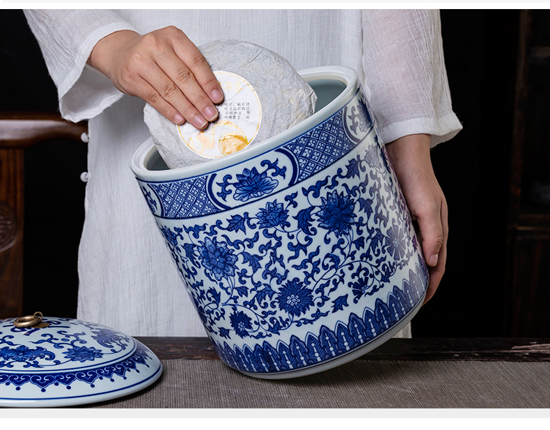 Jingdezhen ceramic blue seal tea caddy fixings receive a storage jar household adornment is placed a gift