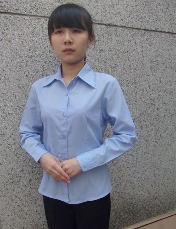 Белая лазурная рубашка, розовый лонгслив, комбинезон 