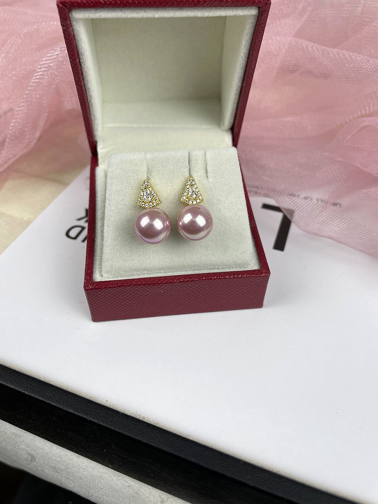 The new 925 silver triangle diamond-encrusted shell bead earrings are natural mother-of-pearl imitation pearl earrings that show a purple temperament