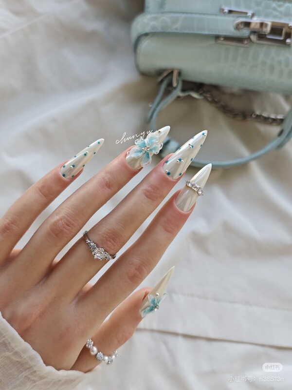 Purely Handmade Wearable Nails with French-Style Hand-Painted Floral Designs Purely Handmade Wearable Nails with French-Style Hand-Painted Floral Designs