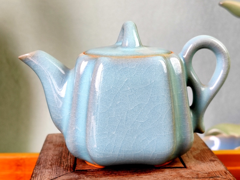 Original Mineral Ore Ru Porcelain Liu Enxia's Handcrafted Octagonal Teapot with Crackle Glaze, Traditional Firing Method, Warm and Smooth Like Jade, Fully Handmade Teapot and Teacup