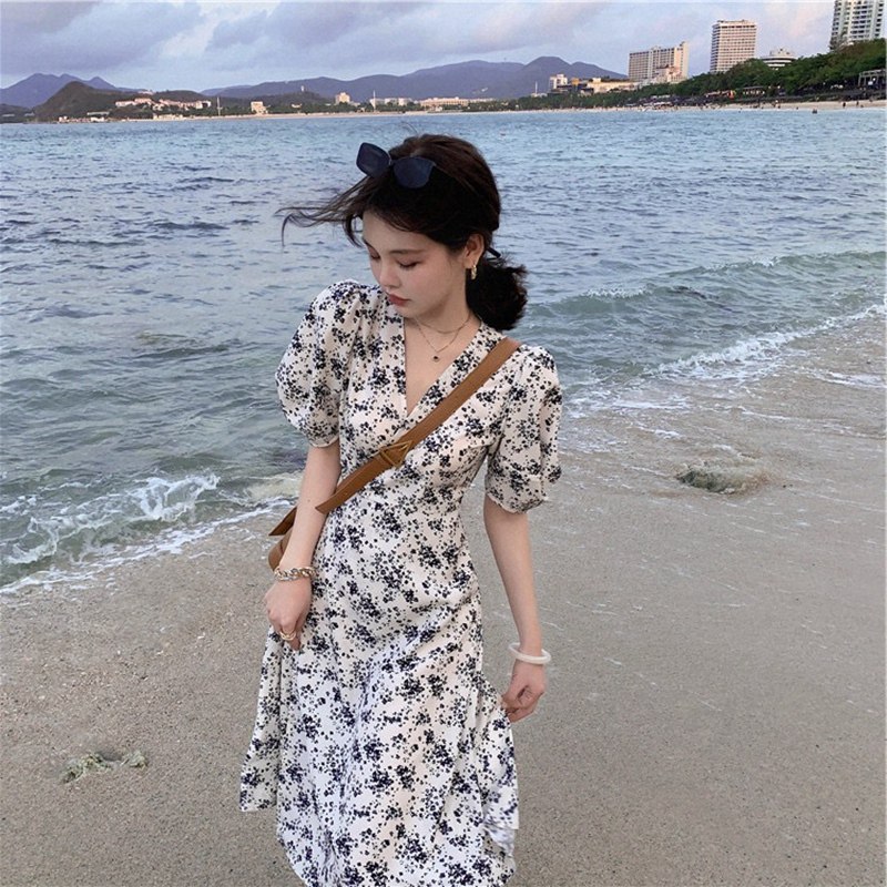 Original Ai 2022 summer romantic little daisy French waist floral dress V-neck puff sleeves small man midi skirt