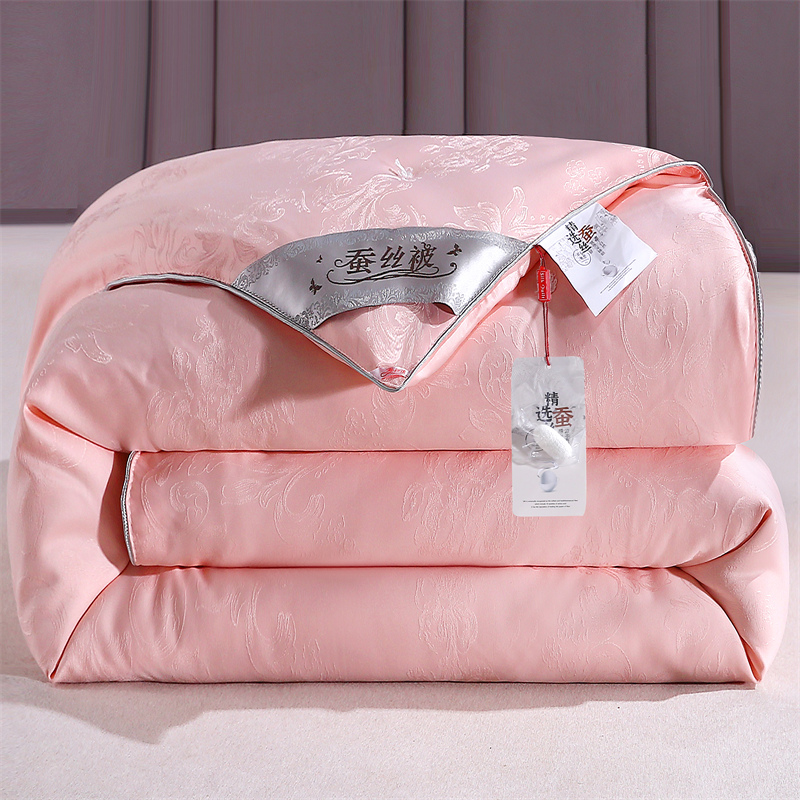 二合一设计革新睡眠体验：揭开高级感蚕丝被的温暖秘密