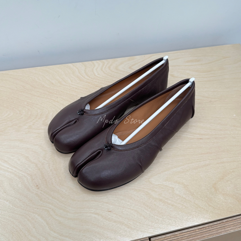 26 Spring/Summer Maison Margiela Tabi Split-Toe Shoes, Pleated Flat Shoes, Dark Brown 26 Spring/Summer Maison Margiela Tabi Split-Toe Shoes, Pleated Flat Shoes, Dark Brown