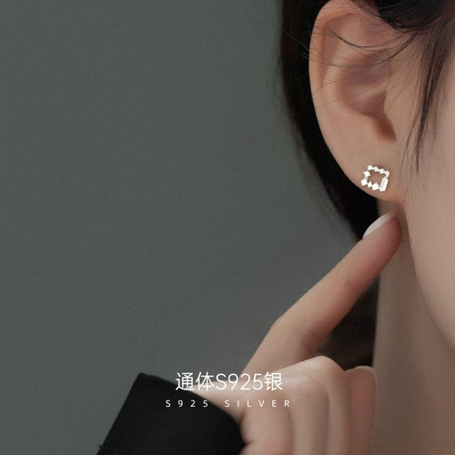 Модные ретро серьги, дизайнерский аксессуар, тренд сезона, яркий броский стиль, изысканный стиль, легкий роскошный стиль