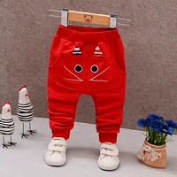 Длинные штаны, большие красные глаза.