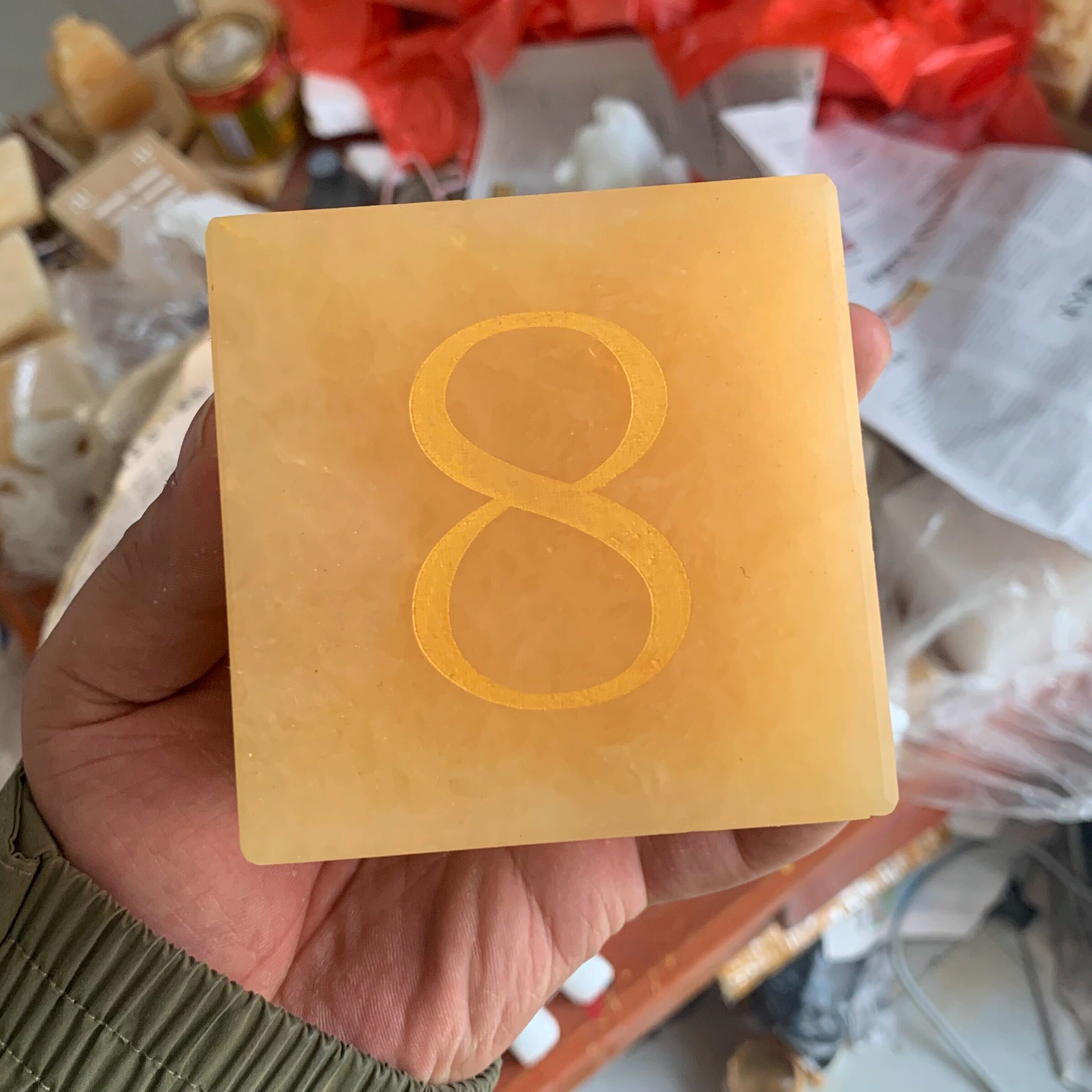 天然ベージュ翡翠の8番イエロー翡翠正方形は、富を増やし幸運を引き寄せる風水装飾品として、家、店、玄関の装飾に最適です。