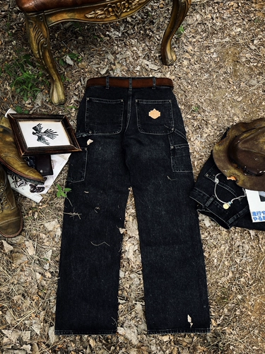 Как ноги, так и чрезмерные широкие брюки B01 вымыты и сделаны из старых рабочих рабочих рабочих джинсов.