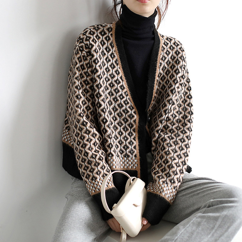 Knitted cardigan ladies 2022 autumn and winter new retro contrast color V-neck diamond sweater coat temperament loose top