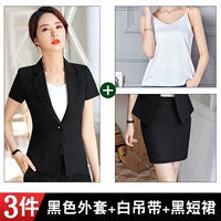 Черная куртка, мини-юбка, эффект подтяжки