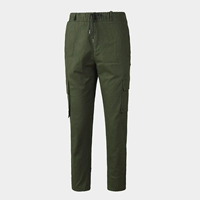 Кусок военных зеленых брюк с наклонами хлопка