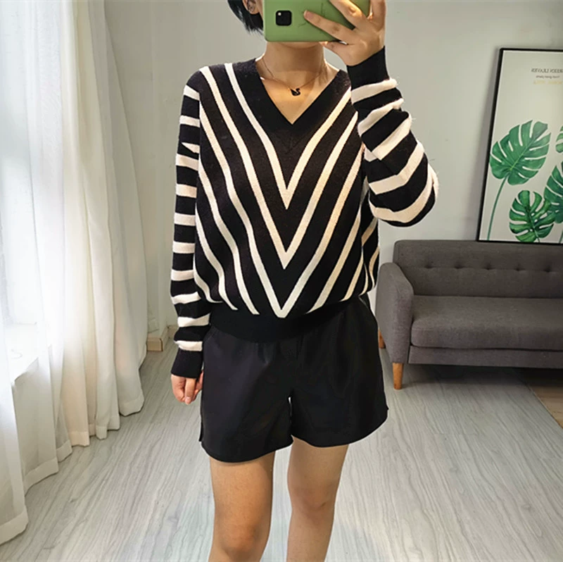 Sheng Shilian 2581 V-cổ màu tương phản sọc áo len áo len dài tay áo len nữ mỏng - Đan Cardigan