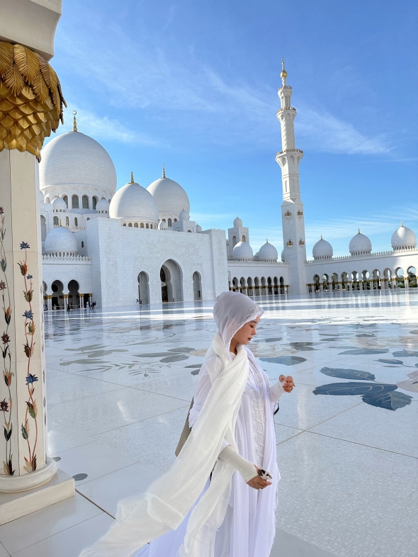 European and American Indian Hot Diamond Bat Shirt Long Skirt Dubai Fashion Beaded Hooded Large Size Robe Cover Holiday Women's Dress New European and American Indian Hot Diamond Bat Shirt Long Skirt Dubai Fashion Beaded Hooded Large Size Robe Cover Holiday Women's Dress New