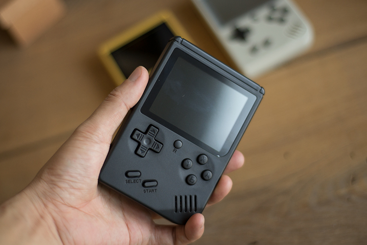 Lắc cùng một đoạn quà Giáng sinh nam hoài cổ retro máy chơi game FC cầm tay mini arcade Contra màn hình lớn 3 inch - Kiểm soát trò chơi tay cầm logitech f710