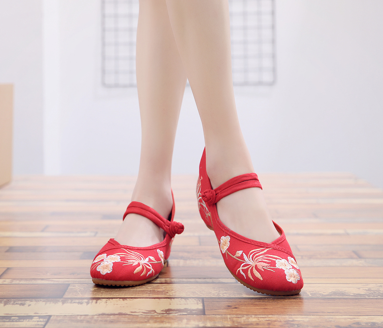 Cũ Bắc Kinh giày vải mùa xuân của phụ nữ 2019 giày mới thêu bên trong tăng của thời trang cổ giày gió trẻ em Han giày cao gót