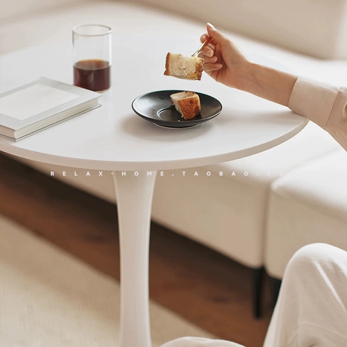 Круглый стол простые тюльпаны белый досуг стол переговоры по переговорам по кофе кофейное молоко