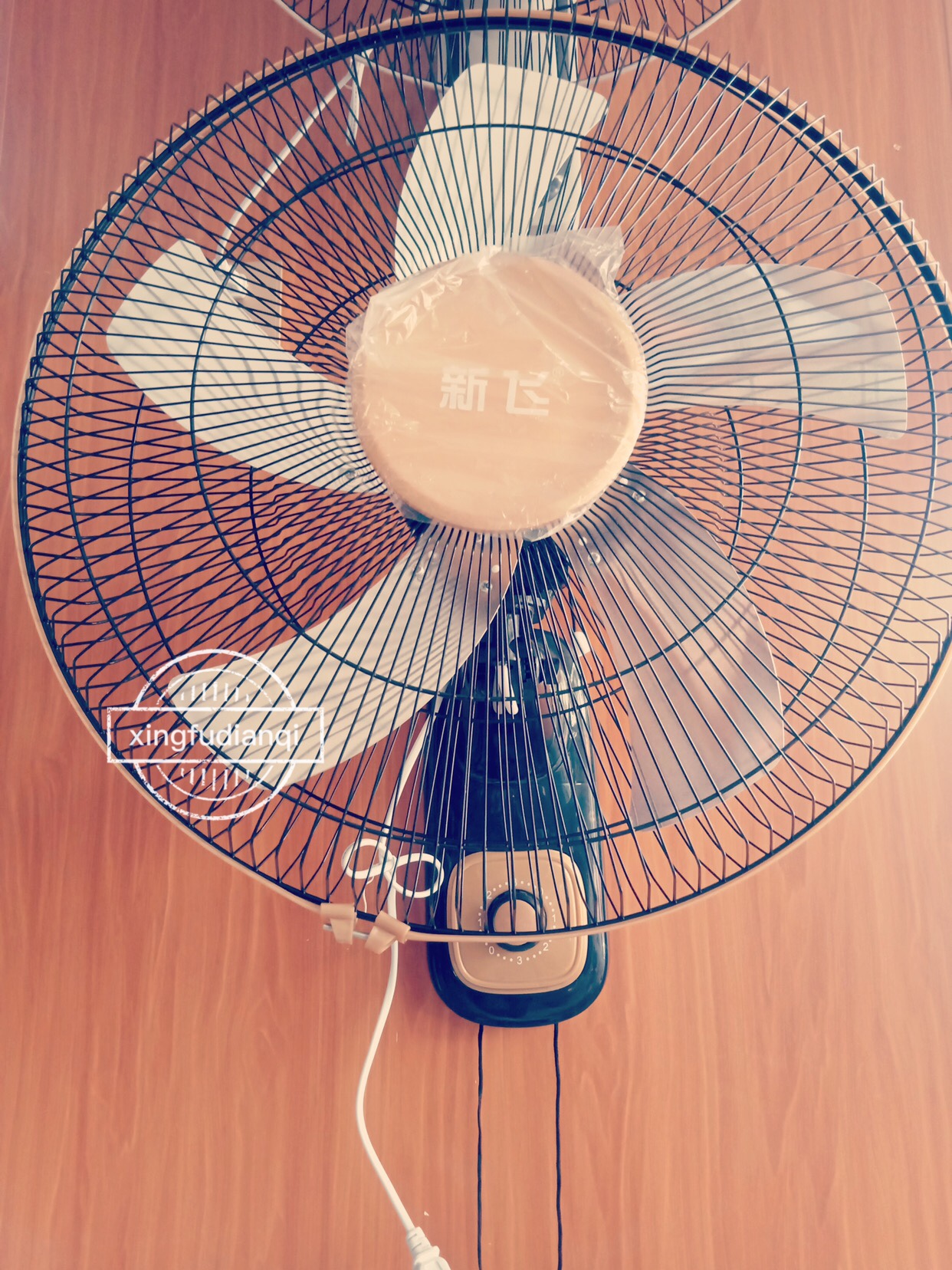 Quạt mới treo tường quạt treo tường 16 inch 18 inch nhà yên tĩnh lắc đầu quạt thô lưới quạt tường khách sạn - Quạt điện quạt hơi nước kangaroo kg50f18