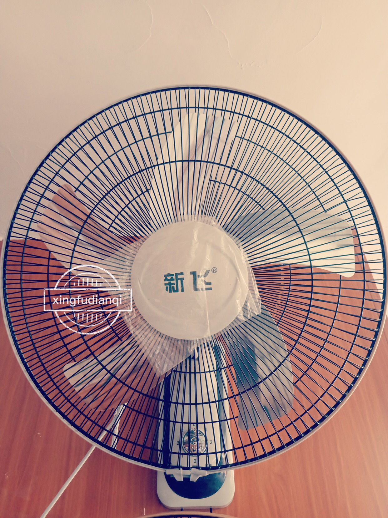 Quạt mới treo tường quạt treo tường 16 inch 18 inch nhà yên tĩnh lắc đầu quạt thô lưới quạt tường khách sạn - Quạt điện quạt hơi nước kangaroo kg50f18