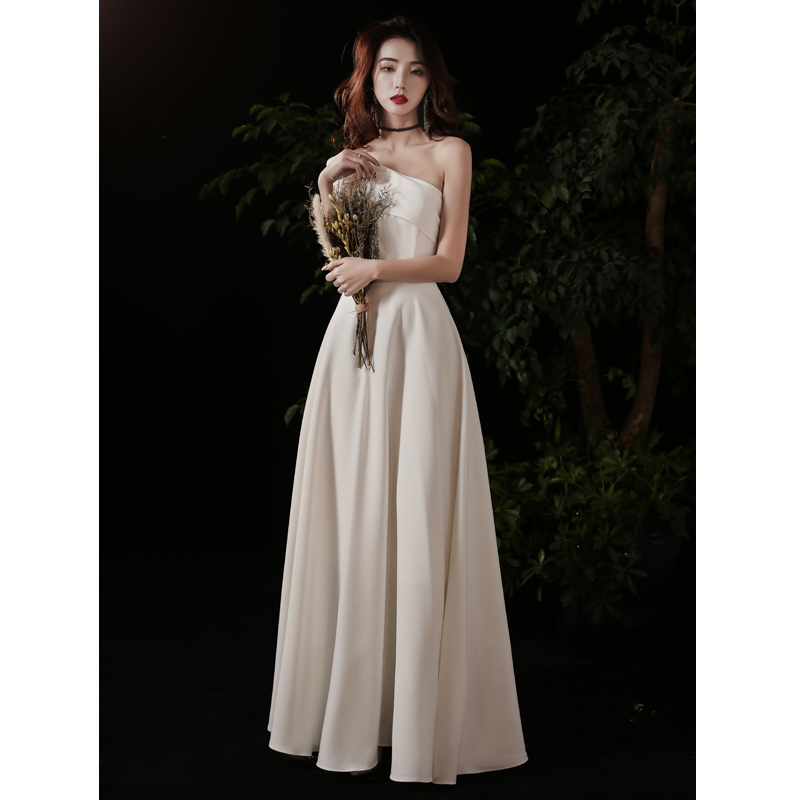 Single shoulder small evening gown woman 2022 new banquet temperament high-end name Yuan simple and generous with white long version